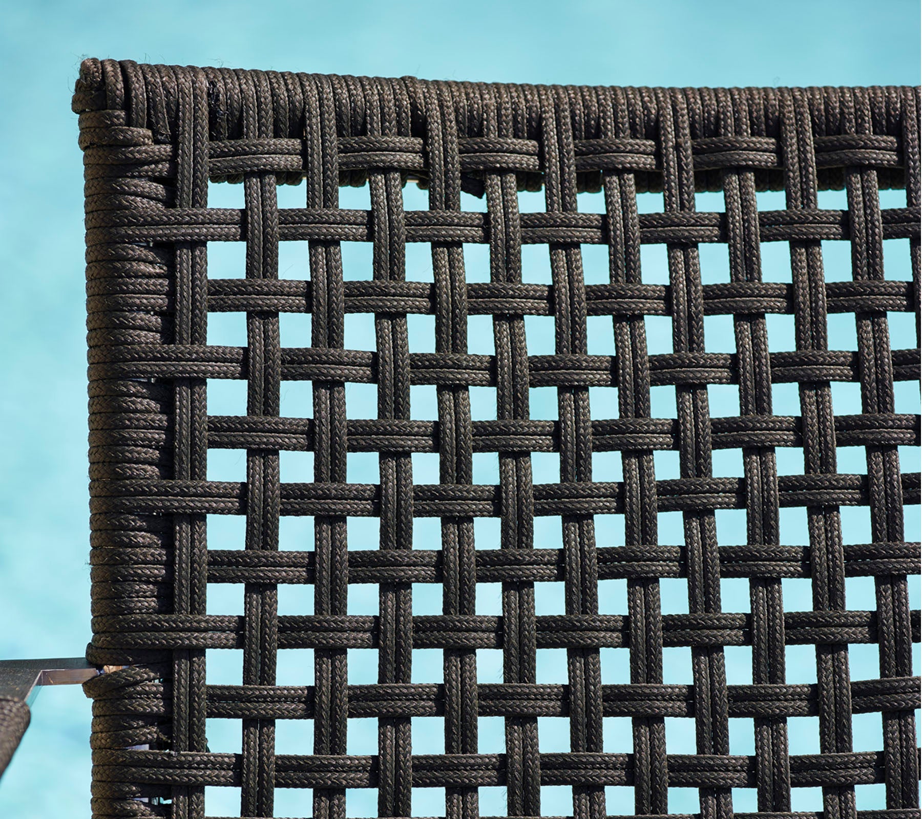 Detaljerad närbild av ett vävt svart material som visar ett texturerat mönster lämpligt för möbler eller dekoration.