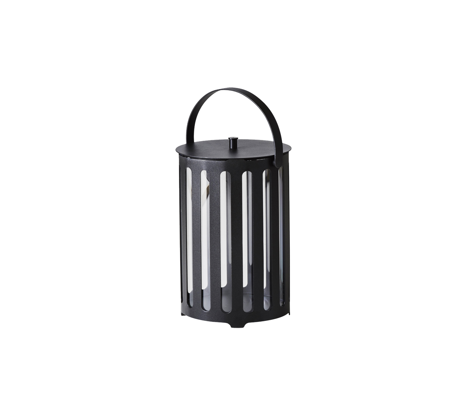 Svart lykta med cylindrisk design, vertikala slitsar och ett handtag för enkel bärning. Lämplig för dekorativ belysning.