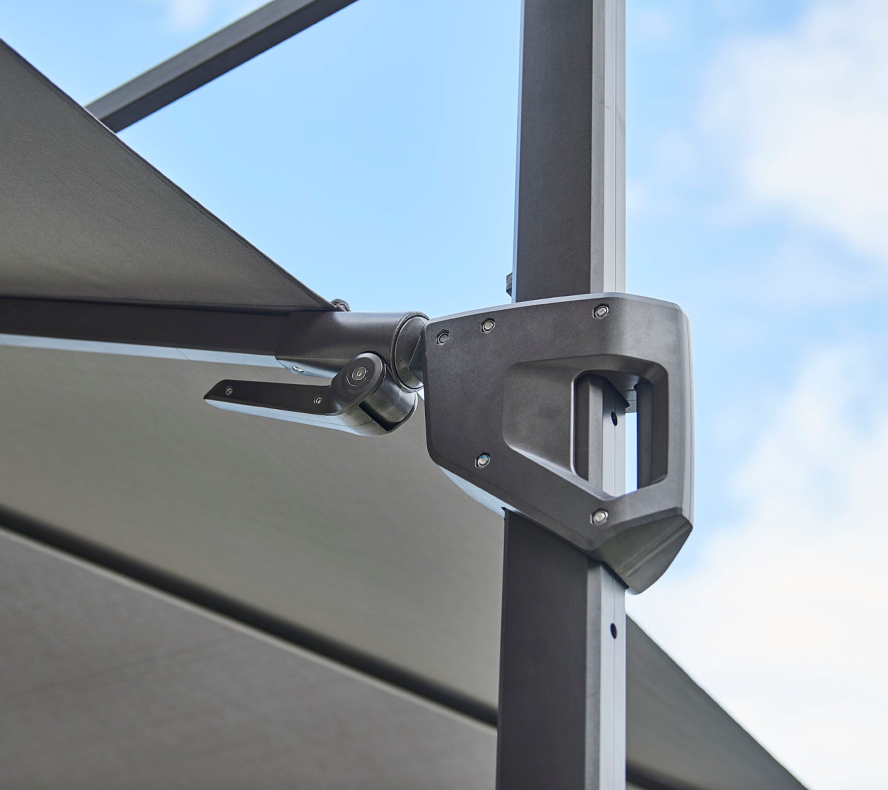 Justerbar hårdvarufäste för en skuggstruktur, som visar en snygg metallisk design och funktionell mekanik.