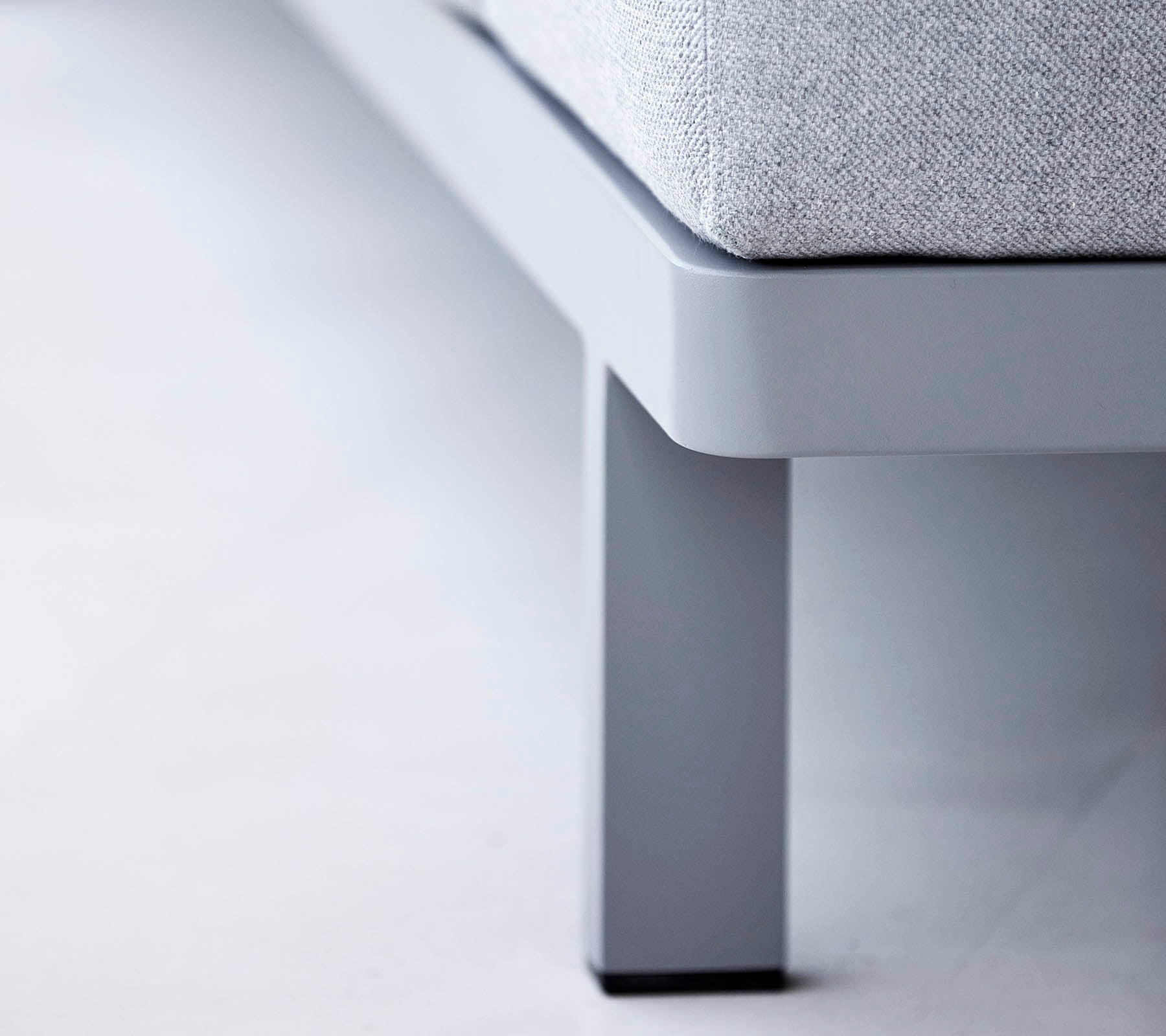 Samtida möbelben i en slank design, med en slät yta och minimalistisk stil som kompletterar modern estetik.