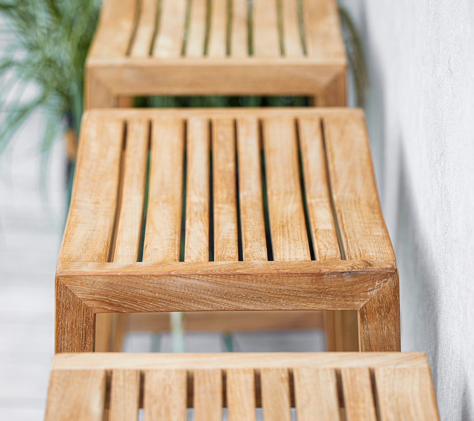 Träbänkar med spaltdesign ordnade i en rad med en minimalistisk stil som visar naturliga texturer och ytor. Lämplig för olika miljöer.