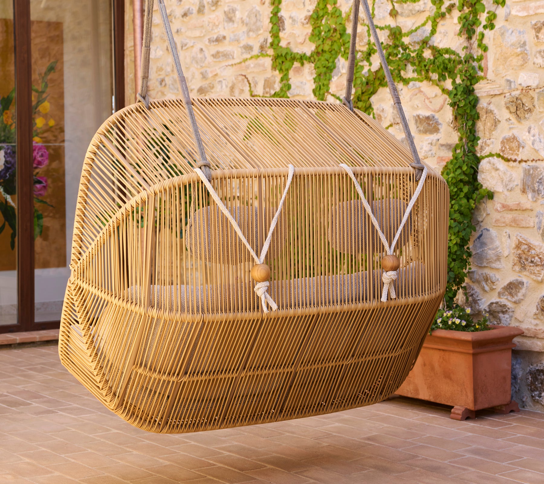 Bakvy av en Hive-soffa, med en unik vävd design, stabil hängmekanism och naturlig finish.