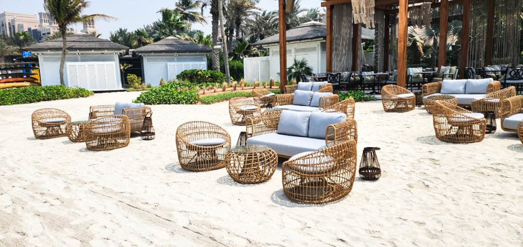 Lounge by the beach with natural lounge furniture from Cane-line Nest series 