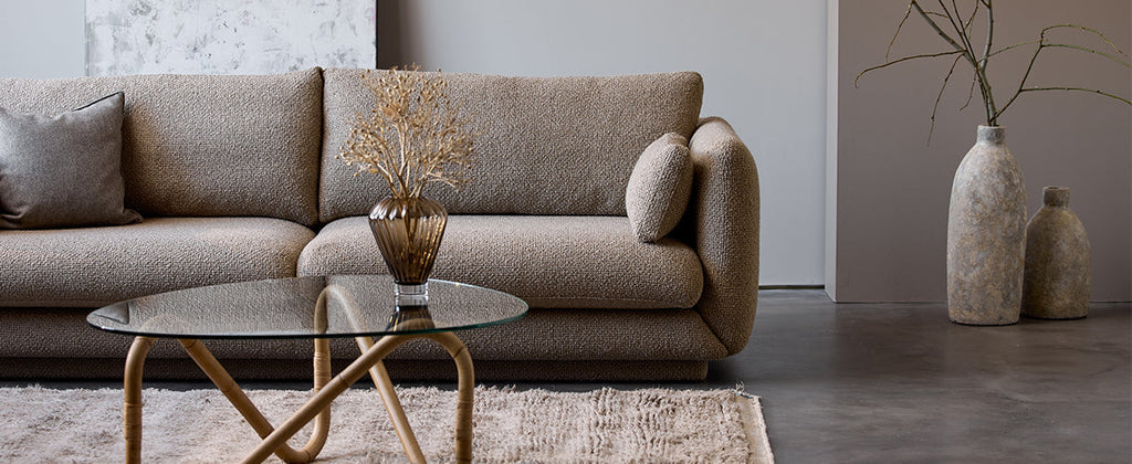 Bild på Bloom 3-sits soffa i Kimi-Flair-tyg i färgen Taupe med Wave soffbord framför