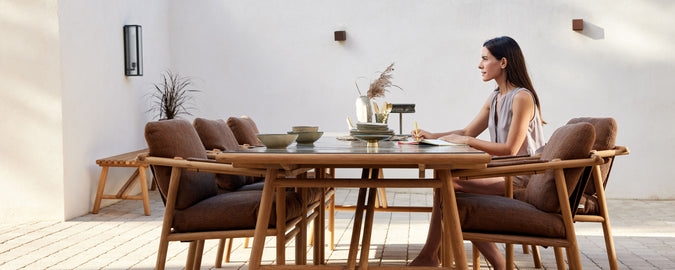 En stilren matsituation med bekväma stolar och ett modernt bord, perfekt för att njuta av måltider i en avslappnad atmosfär.