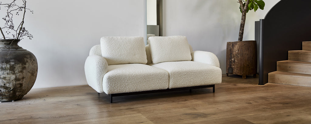 Modern vit soffa i en samtida loungeinställning.