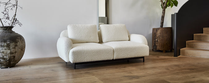 Modern vit soffa i en samtida loungeinställning.