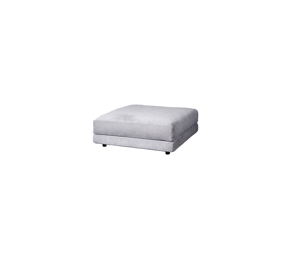 Ljusgrå klädd ottoman med kvadratisk form och enkel design, med en slät yta och subtil stoppning.
