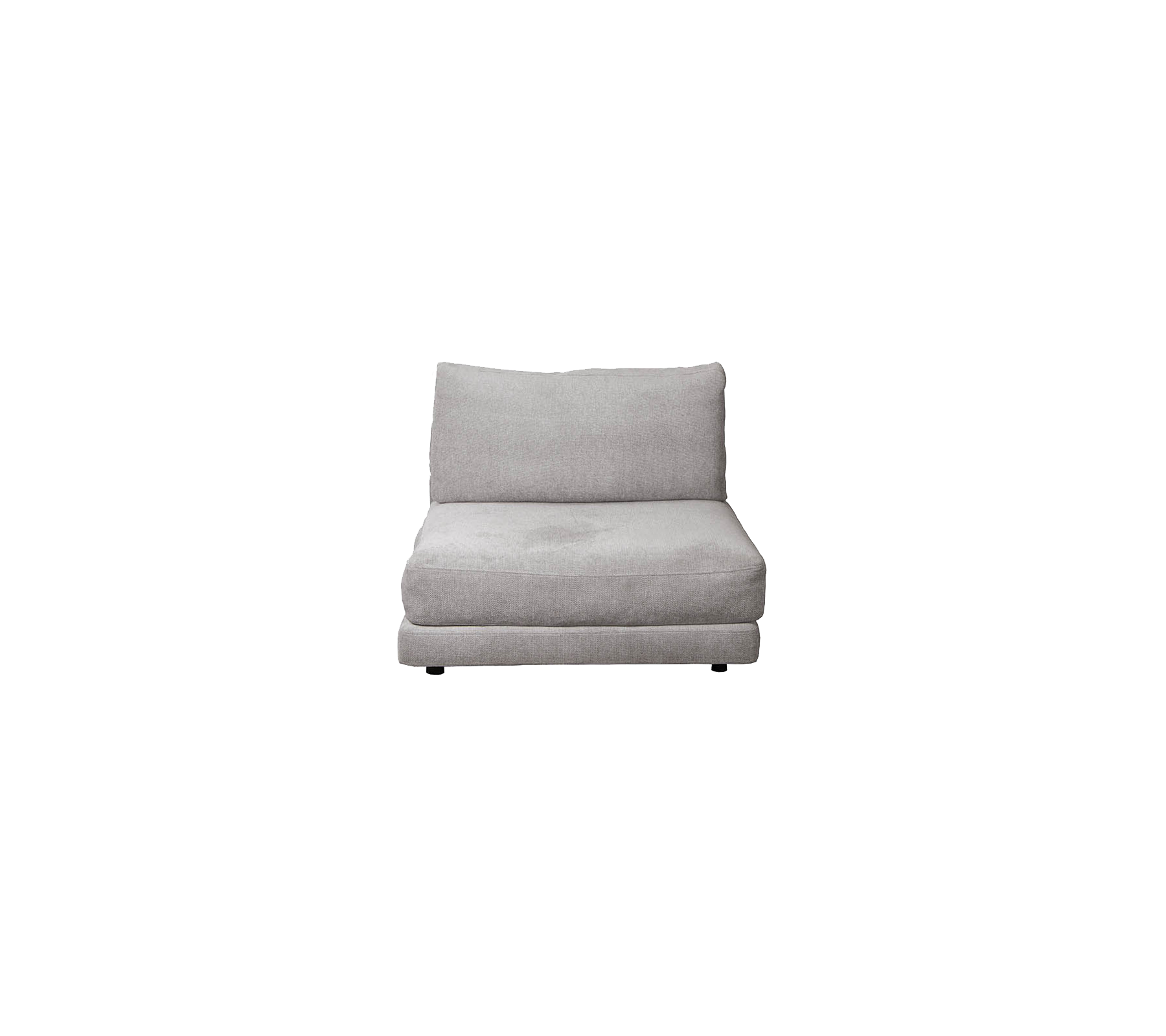 Bekväm ljusgrå fåtölj med vadderat säte och ryggstöd, designad för avkoppling och mångsidighet.