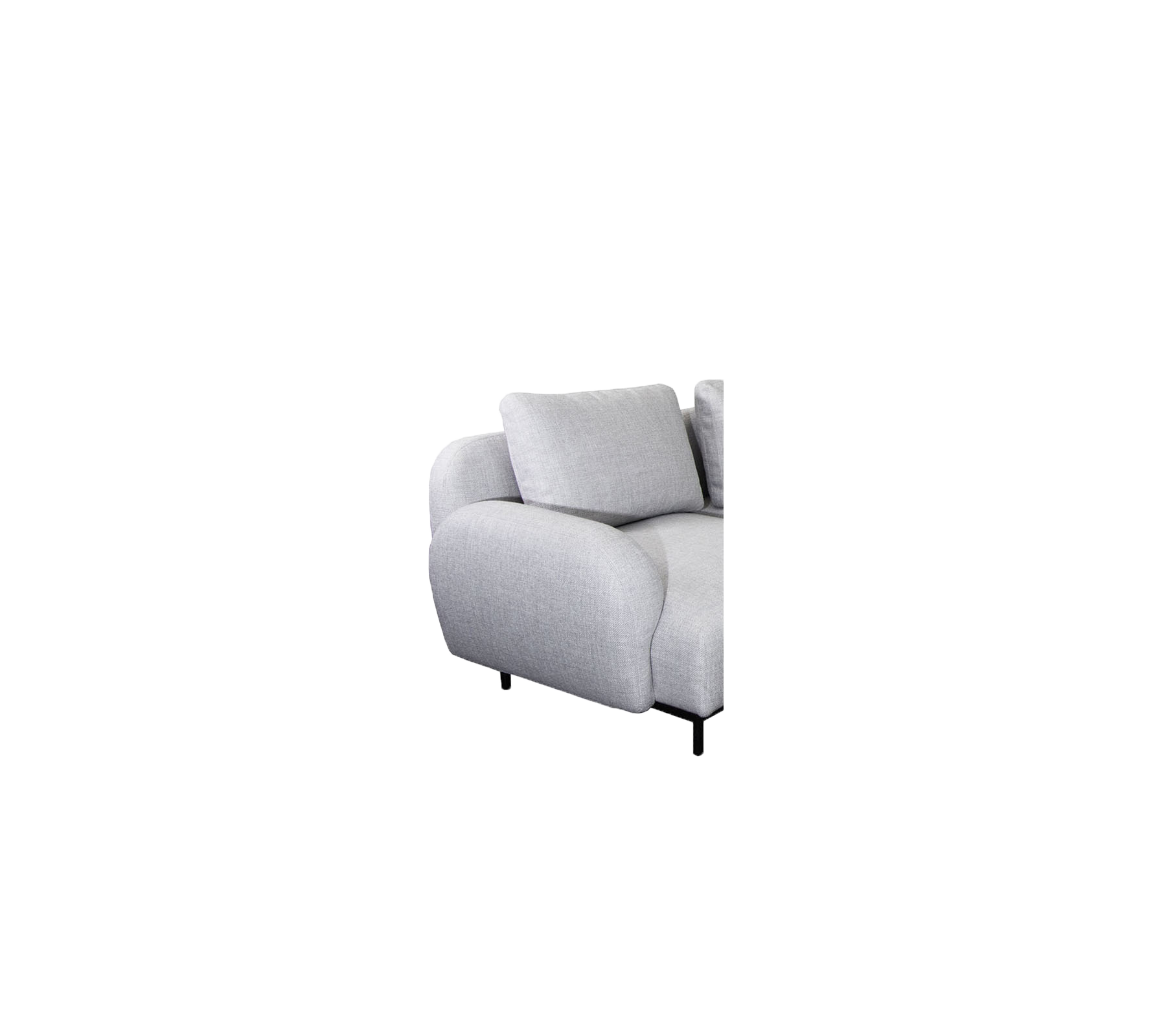 Ljusgrå sektionsoffa med plyschkuddar och böjda armstöd, designad för komfort och stil.