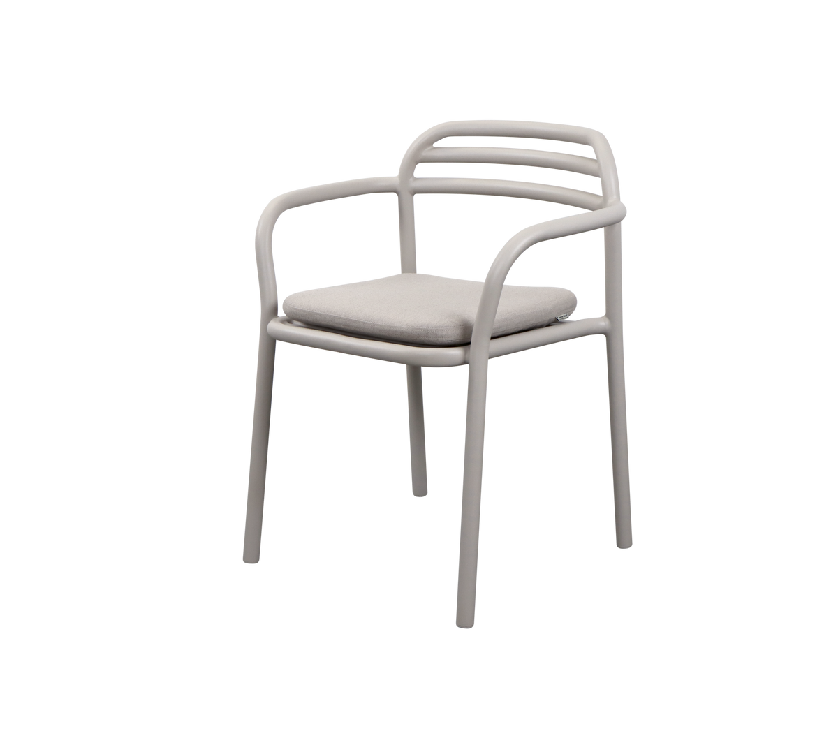 En modern fåtölj med en slimmad design, rundade armstöd och en vadderad sits i en neutral färg.