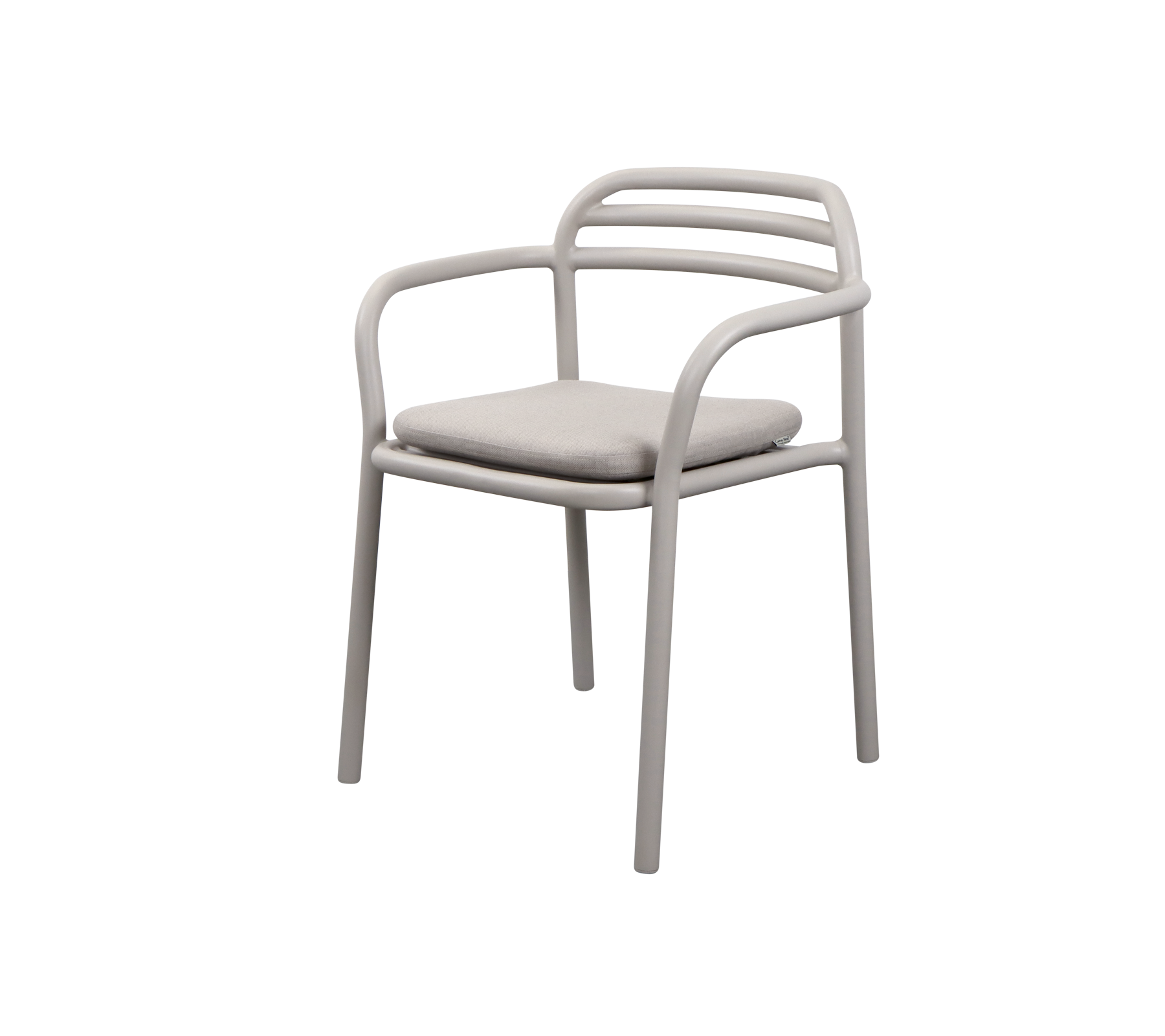 En modern fåtölj med en slimmad design, rundade armstöd och en vadderad sits i en neutral färg.