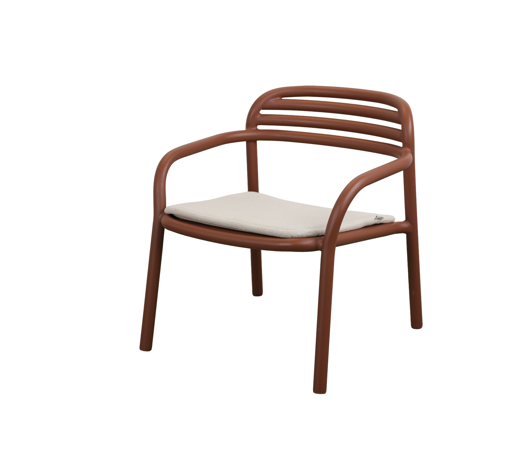 Modern ökenröd stol med en sandkudde.