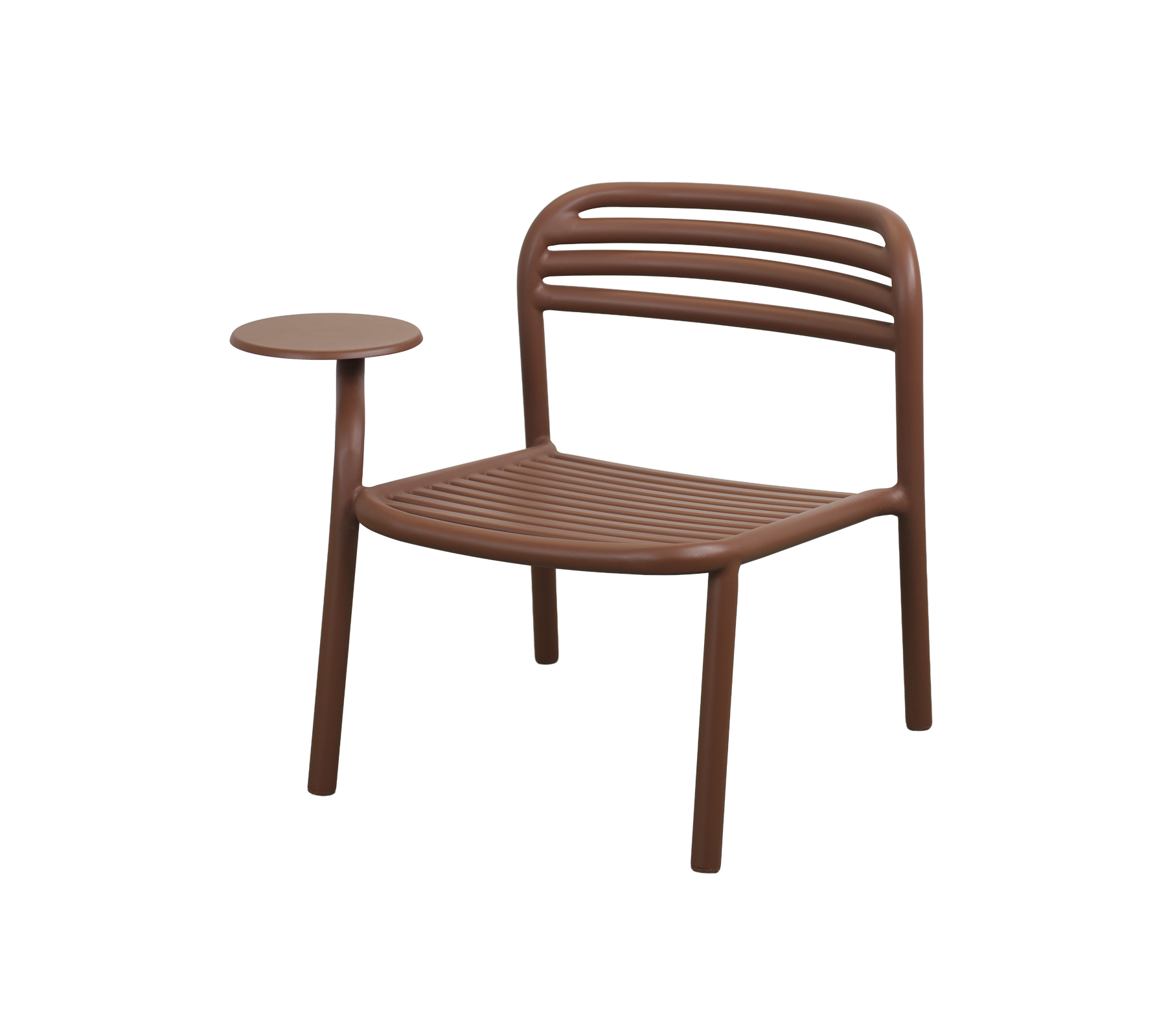 Ökenröd stol med sidobord i en modern design.