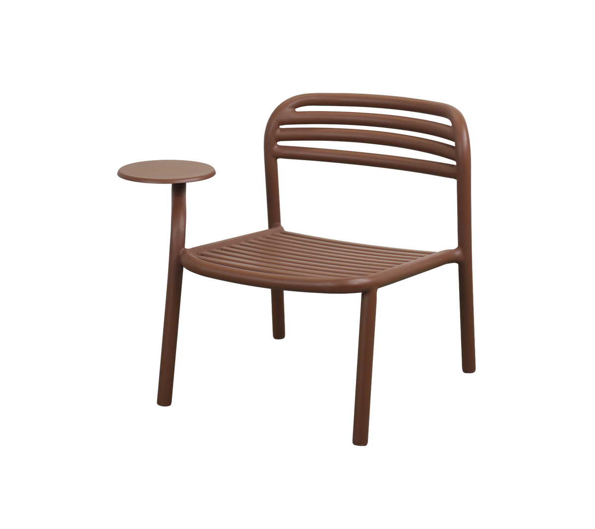 Ökenröd stol med sidobord i en modern design.