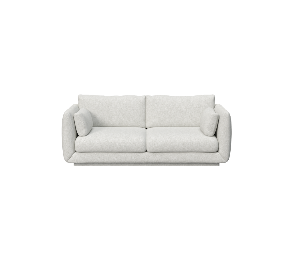 Ljusgrå modern soffa med rena linjer och fluffiga kuddar.