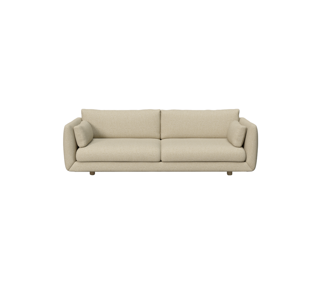 Ljusbrun modern soffa med rundade kuddar.