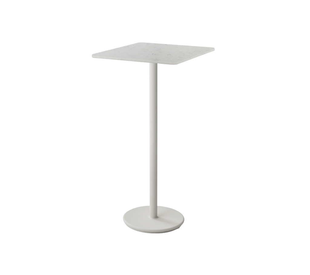 Modernt vitt bord med en snygg design.