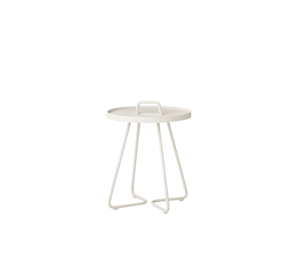 Sand sidobord med minimalistisk design och eleganta linjer.