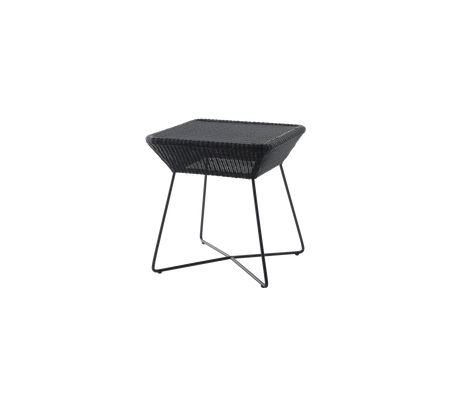 Svart fyrkantigt sidobord med mesh-överdel och smala metallben. Perfekt för moderna boendemiljöer.