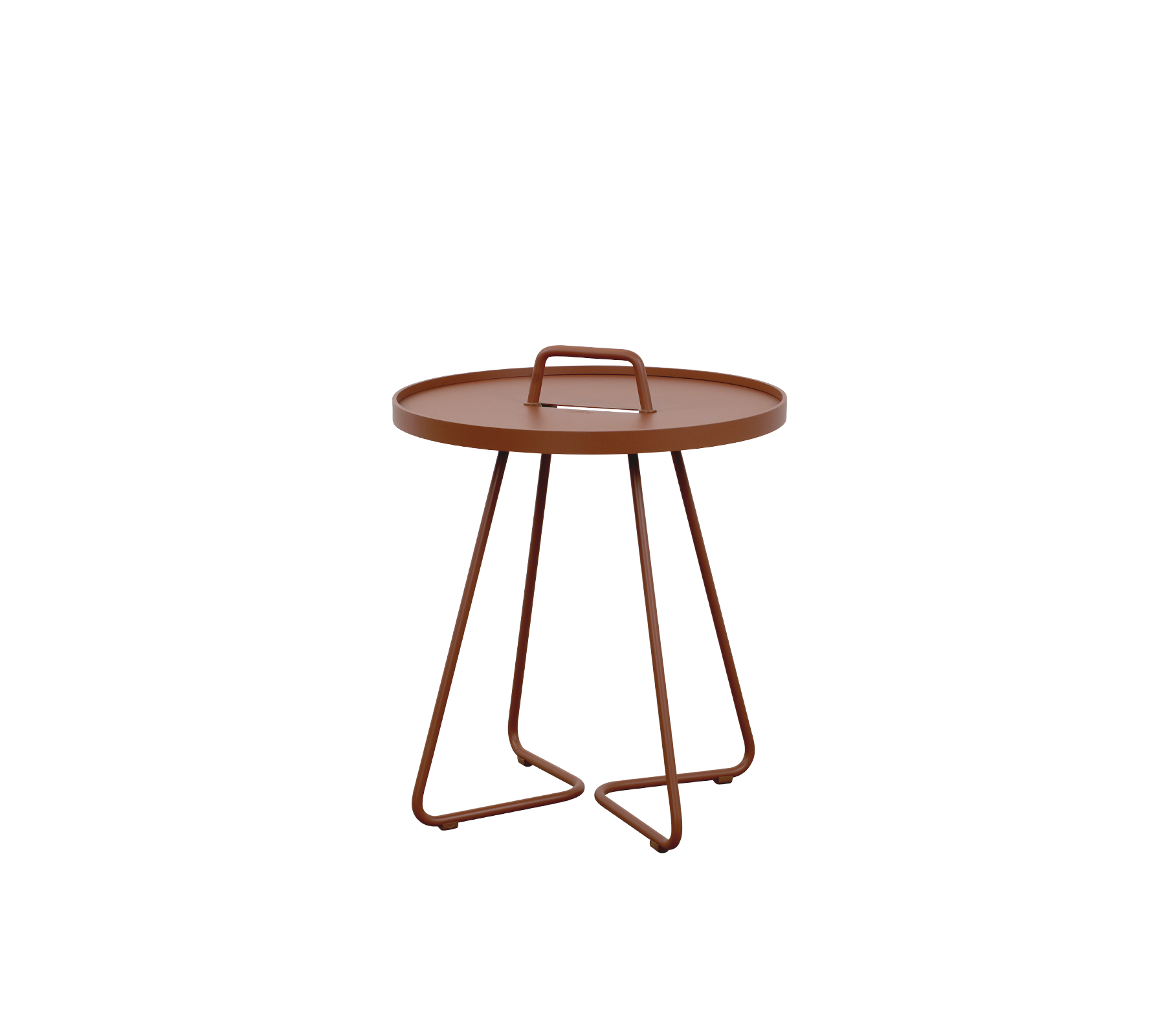 Rund brickbord med en elegant design, som har ett handtag och tre smala ben, färdig i en varm brun färg.