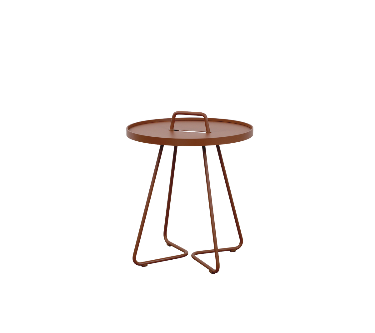 Rund brickbord med en elegant design, som har ett handtag och tre smala ben, färdig i en varm brun färg.