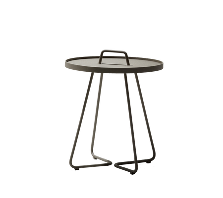 Runt bord med en slank design, med ett bärhandtag och en minimalistisk bas. Perfekt för varje modern miljö.