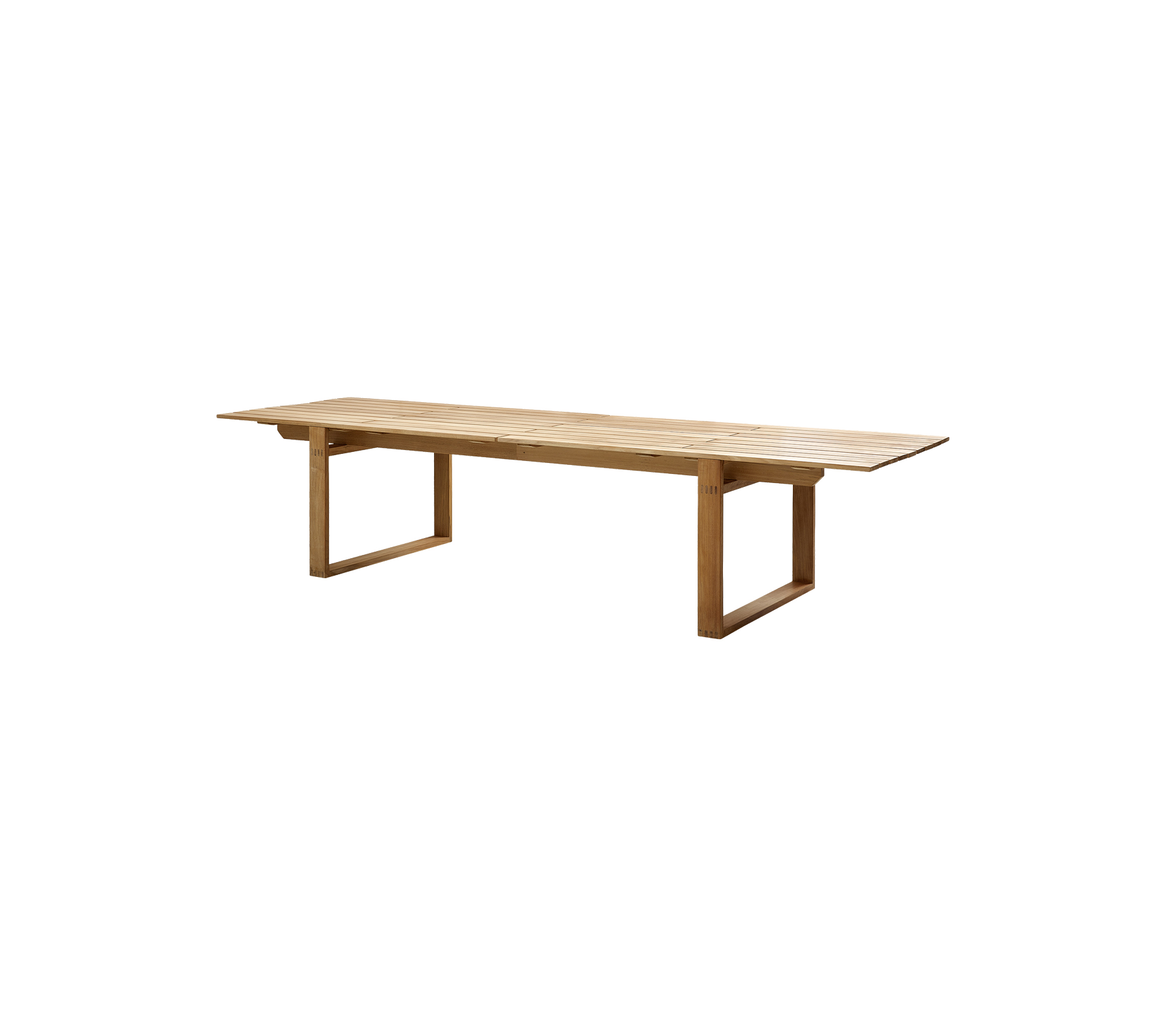Ett långt trädgårdsbord med en slät yta och stabila ben, perfekt för samlingar och gemensamma måltider.