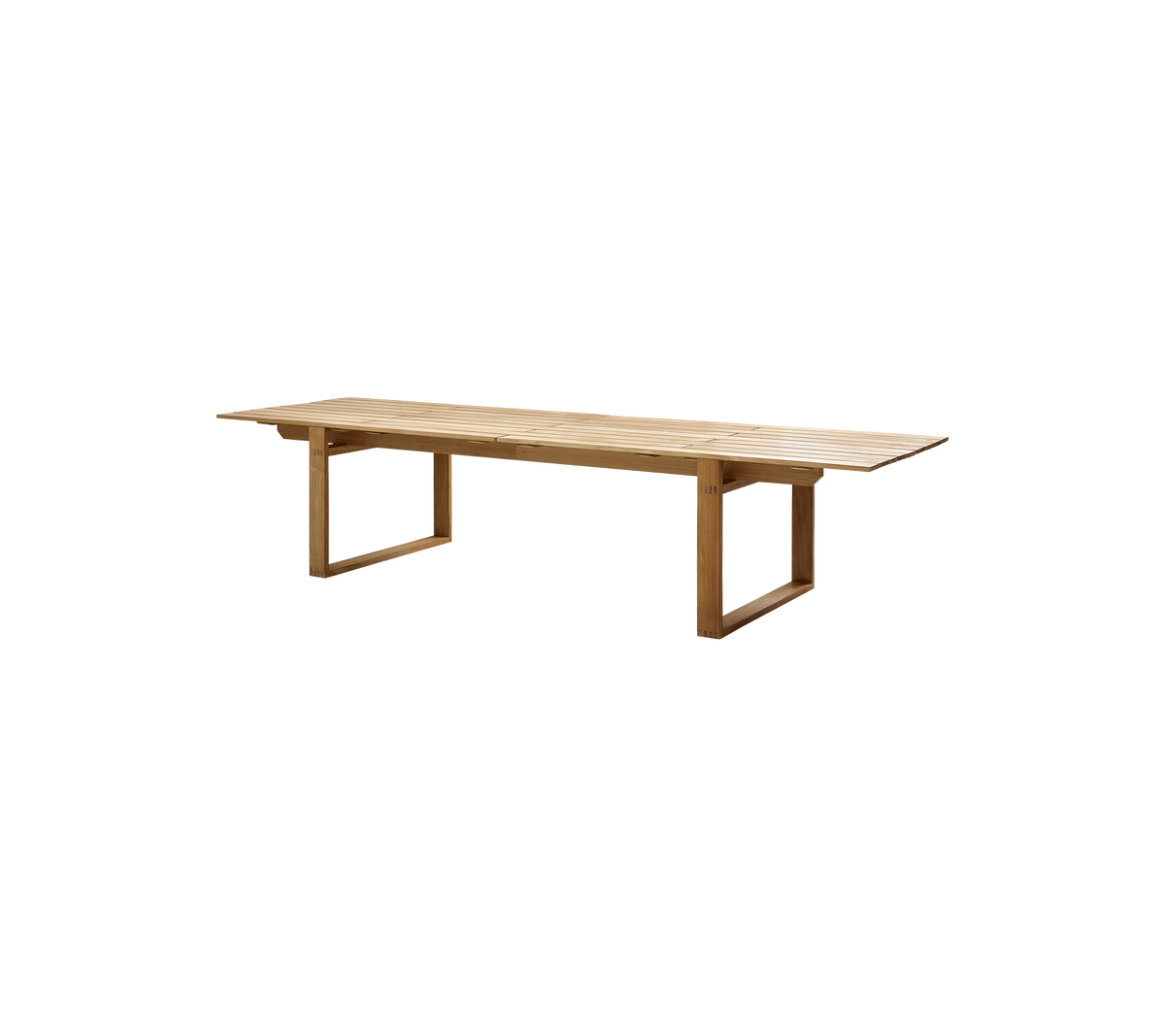 Ett långt trädgårdsbord med en slät yta och stabila ben, perfekt för samlingar och gemensamma måltider.