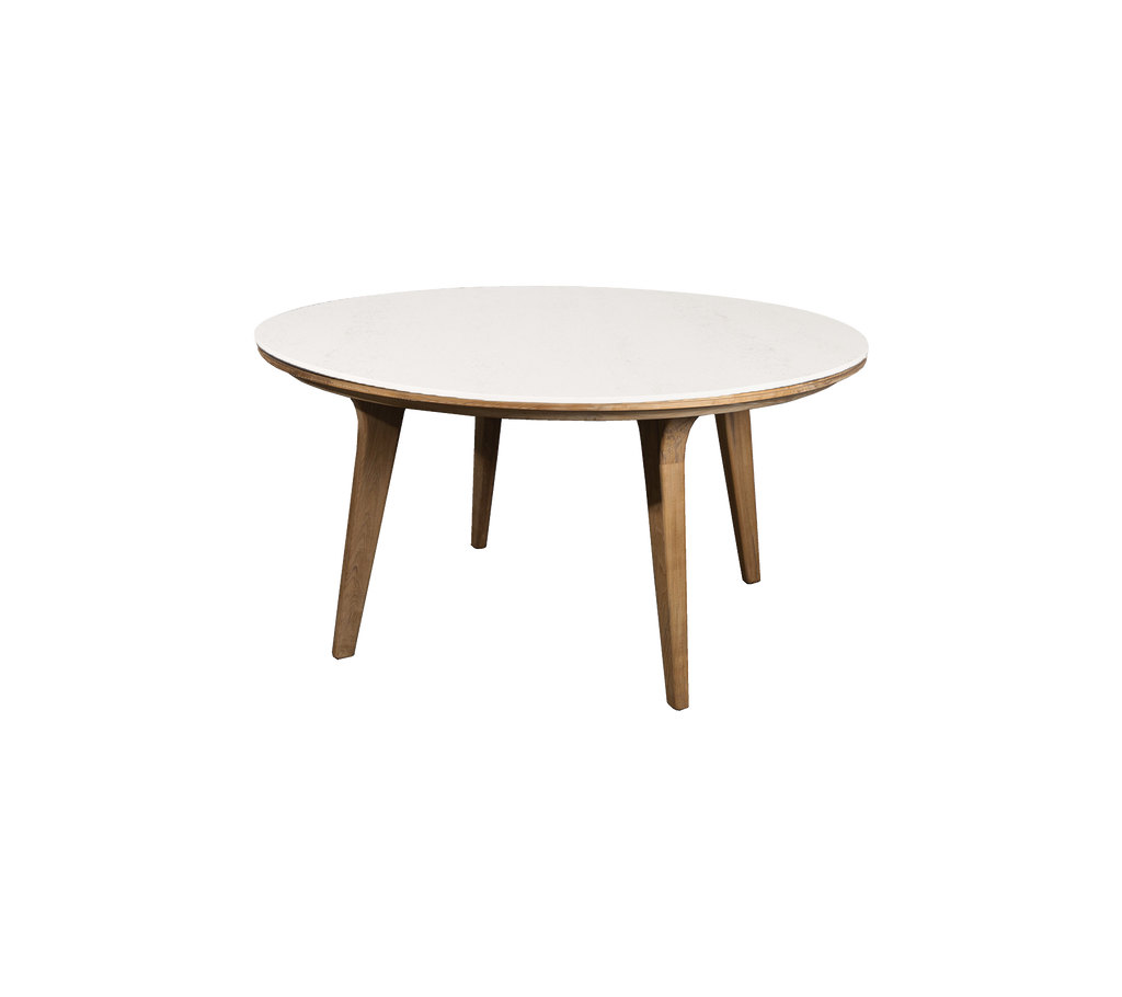 Runt bord med en slät vit topp och träben, idealiskt för middagar eller informella sammankomster. Elegant och modernt design.