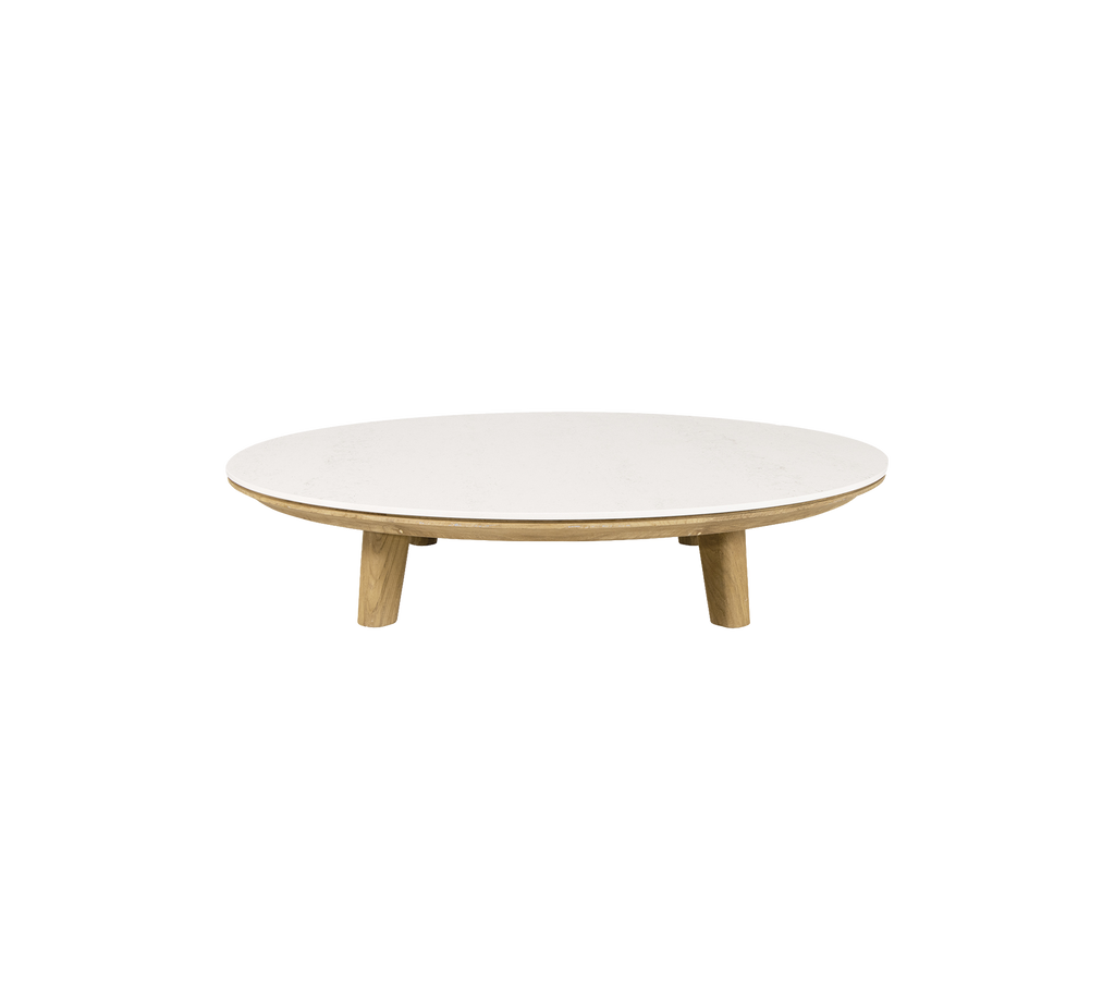 Runt kaffebord med en stilren vit topp och ben av naturligt trä, designat för en modern estetik.