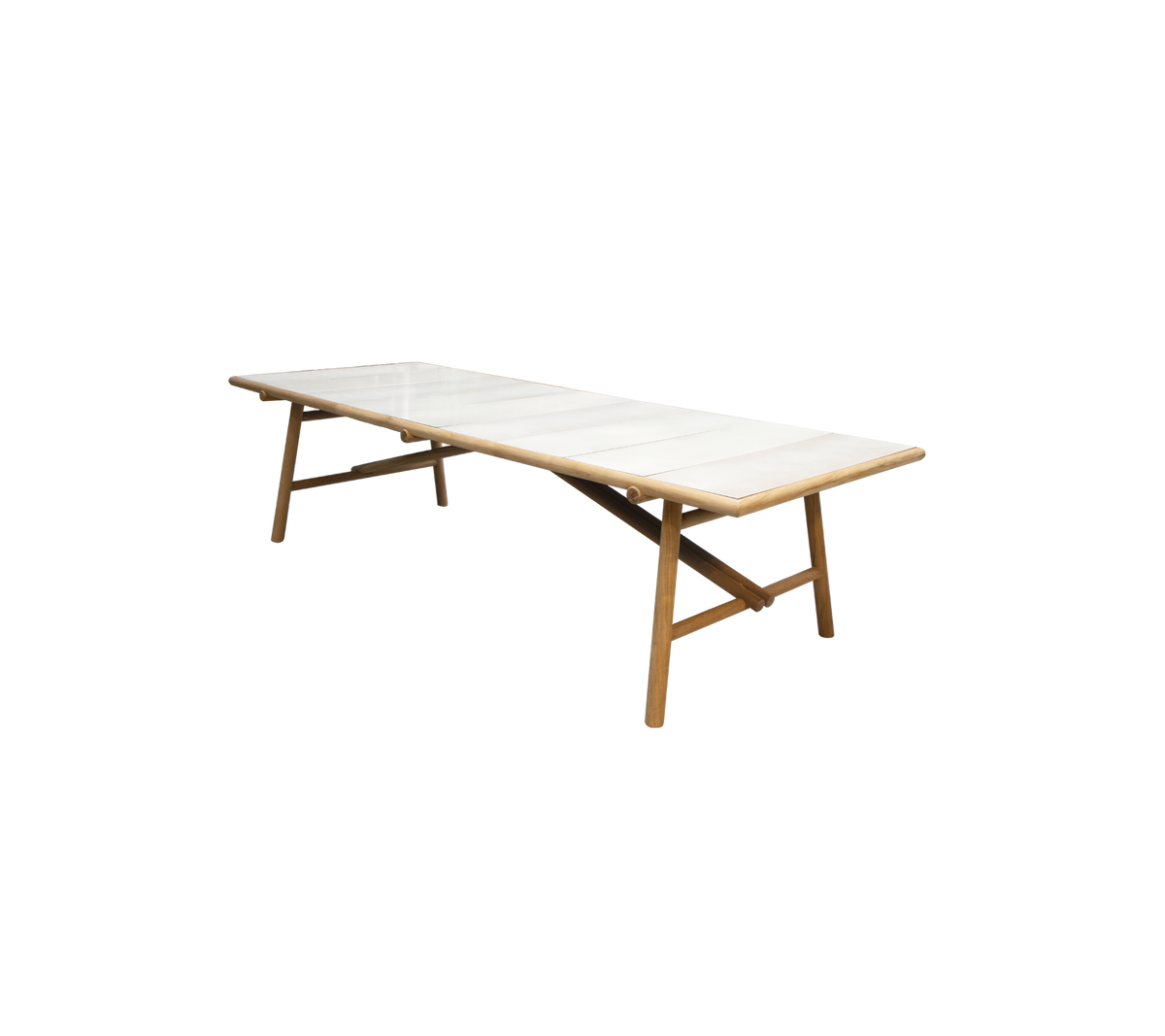 Ett långt, elegant bord med en ljus bordskiva och träben, designat för mångsidighet och stil i olika miljöer.