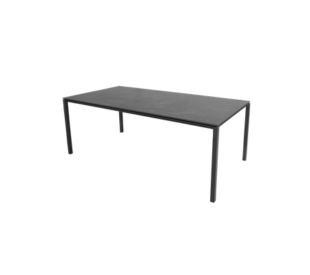 Ett snyggt, modernt bord med en platt yta som stöds av smala ben, utformat för mångsidig användning i olika miljöer.