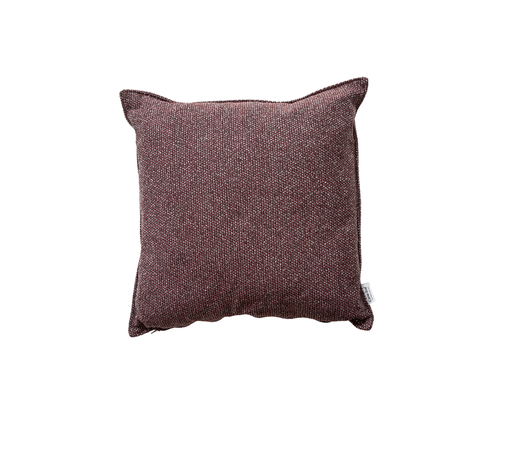 Mörk bordeauxkudde med enkel design.