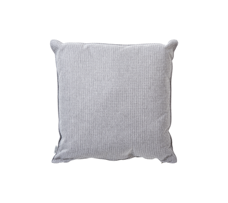 Grå kudde med ett texturerat mönster, med pipade kanter för en stilren och bekväm accent i alla miljöer.