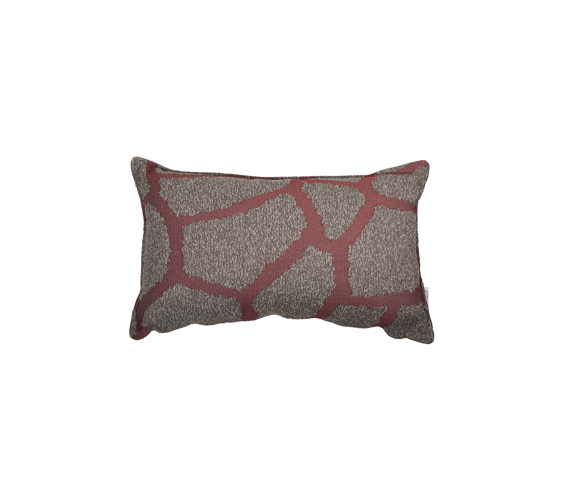 Rektangulär kudde med en texturerad beige bakgrund och oregelbundna geometriska mönster i en varm röd ton.