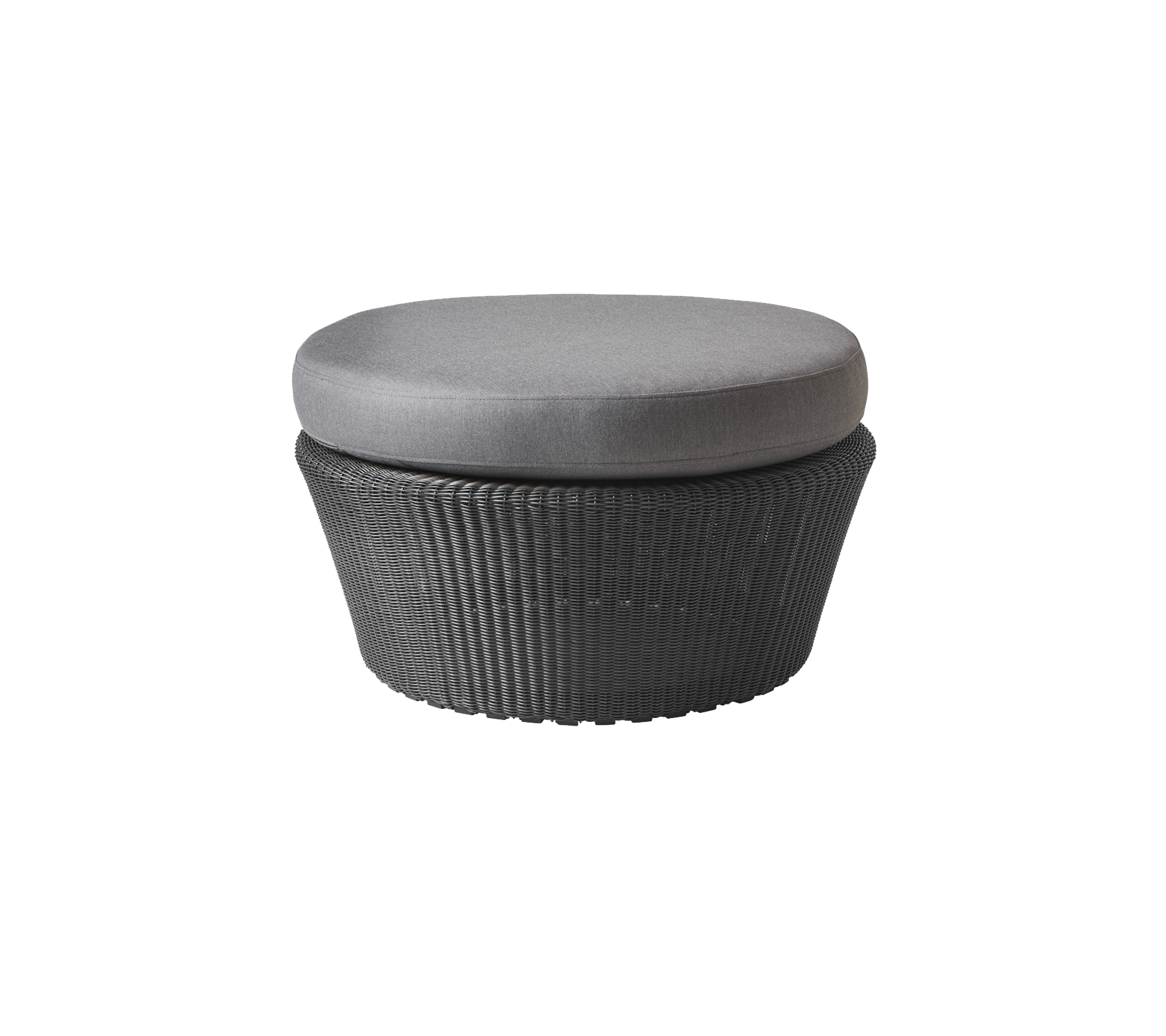 Rund puff med en vävd bas och en grå vadderad topp, designad för mångsidig sittplats och inredning.