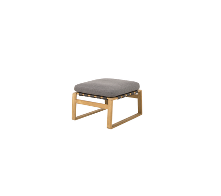 Fyrkantig ottoman med en grå kudde ovanpå en träram, designad för komfort och stil.