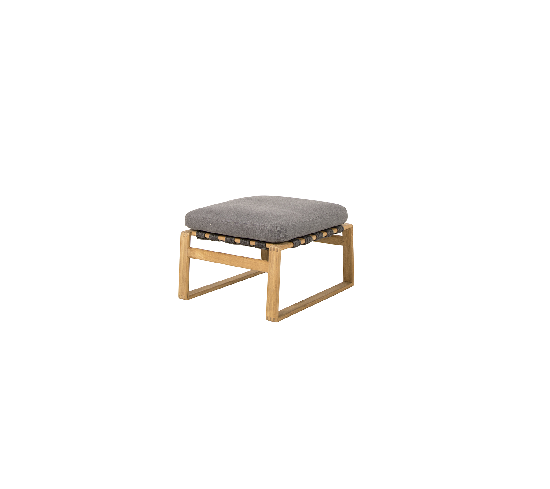 Fyrkantig ottoman med en grå kudde ovanpå en träram, designad för komfort och stil.