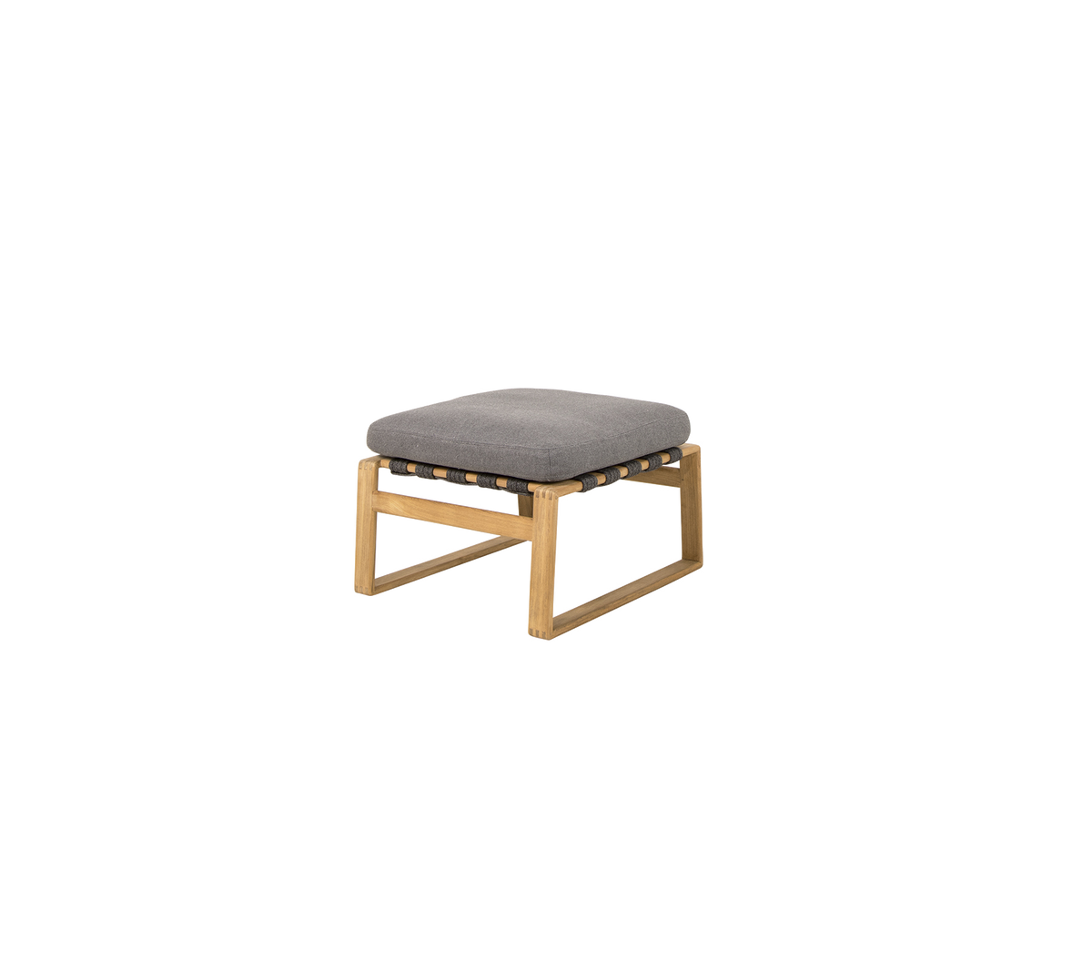 Fyrkantig ottoman med en grå kudde ovanpå en träram, designad för komfort och stil.