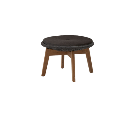 Rund stoppad pall med en mörk yta och ben i trä, designad för komfort och stil. Idealisk för mångsidiga sittarrangemang.