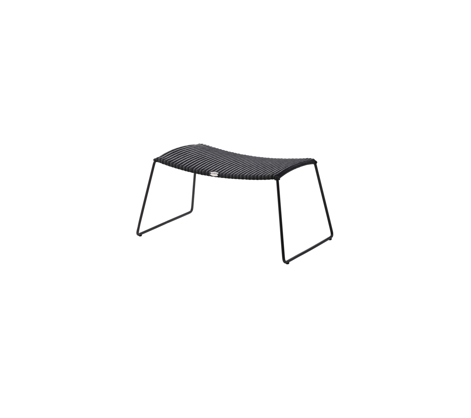 Svart sittmöbel med en böjd yta och metallram, designad för komfort och stöd när du kopplar av.
