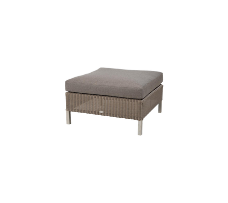 Stilren kvadratisk ottoman med en mjuk grå kudde och vävd bas, idealisk för att tillföra komfort och elegans till vilket sittområde som helst.