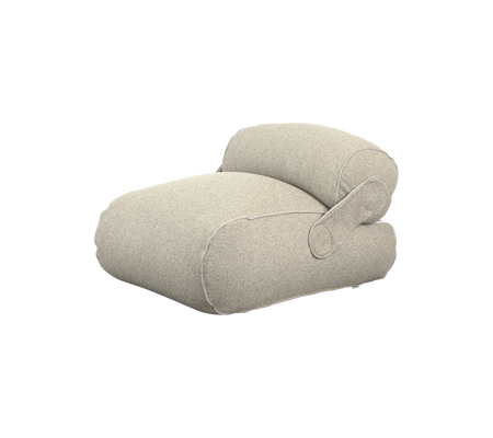 Mysigt, modernt kudde med rundad design och sidostöd, klädd i ett mjukt, ljust tyg för komfort och stil.