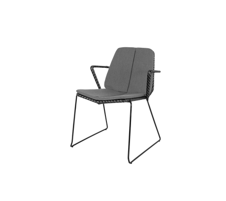 Stilig stol med en slank design, som har en bekväm sits och ryggstöd, stödd av en robust metallram.