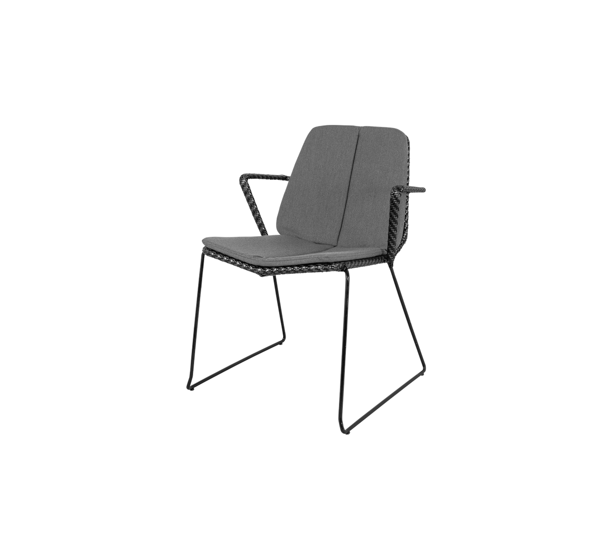 Stilig stol med en slank design, som har en bekväm sits och ryggstöd, stödd av en robust metallram.