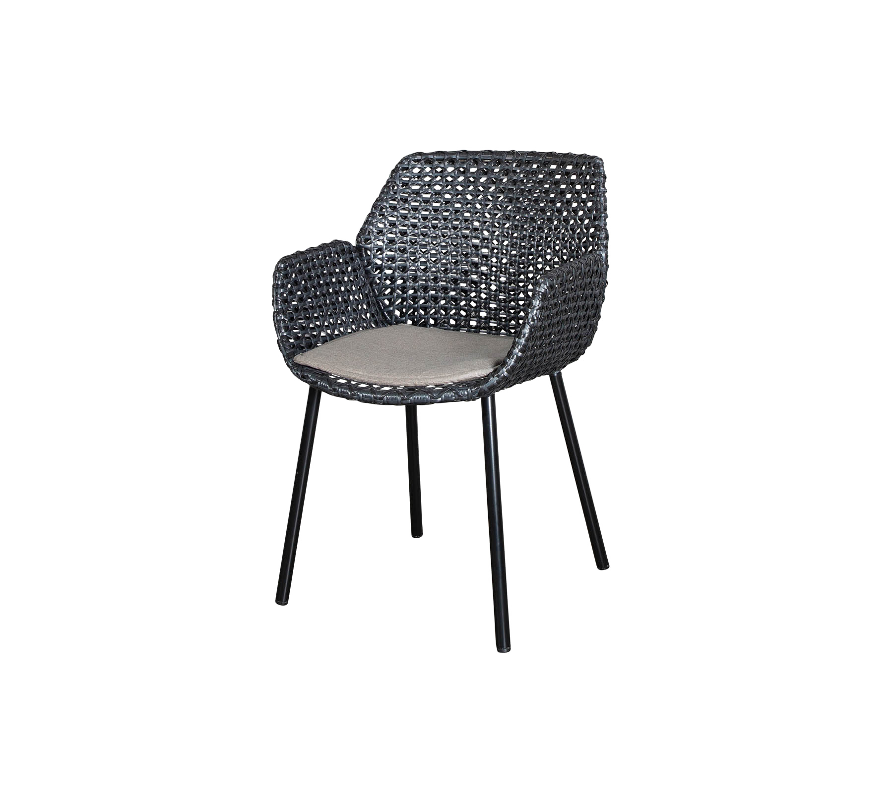 Stilfullt vävd stol med armstöd och en stoppad sittyta, designad för komfort och modern estetik.