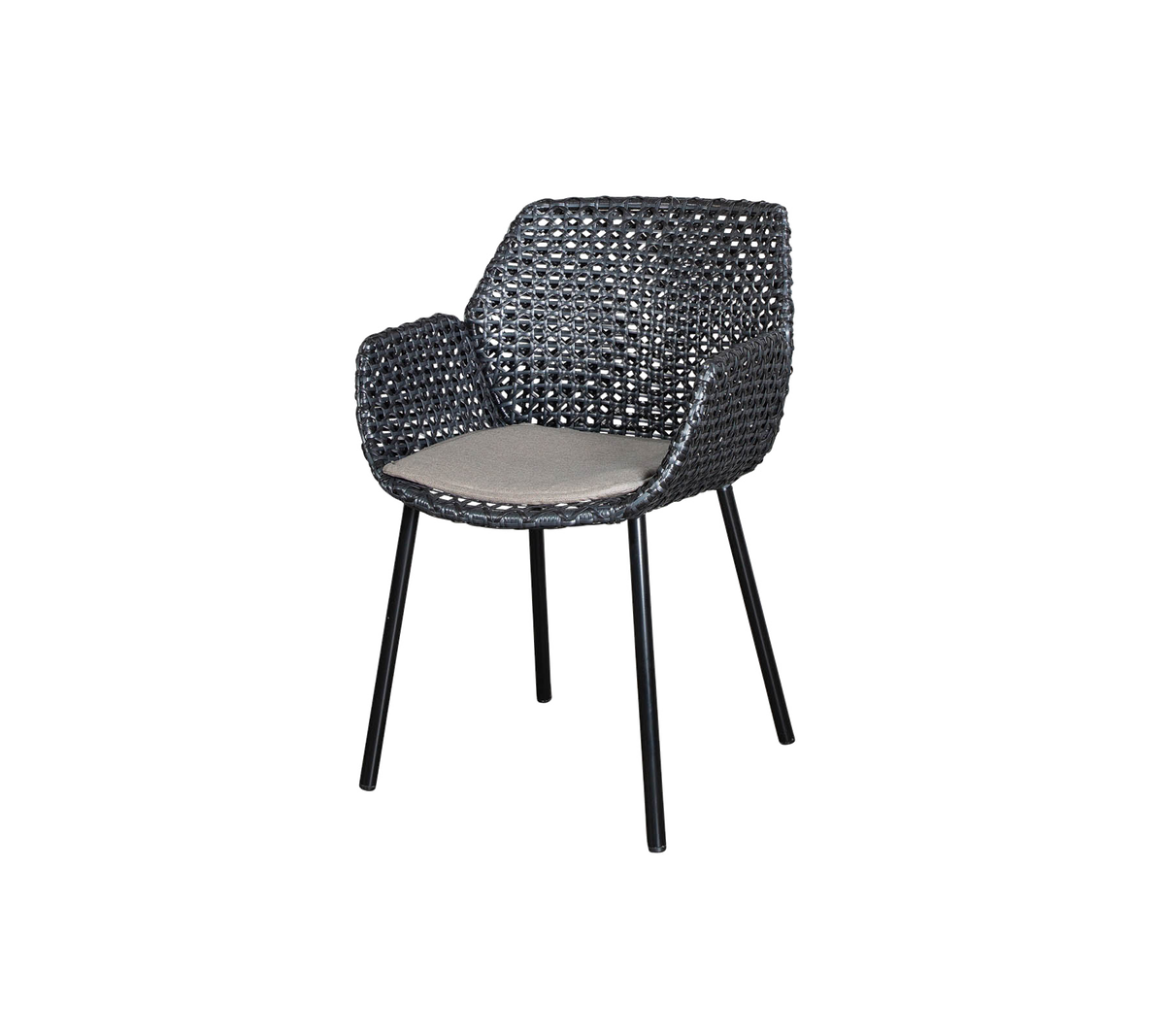Stilfullt vävd stol med armstöd och en stoppad sittyta, designad för komfort och modern estetik.