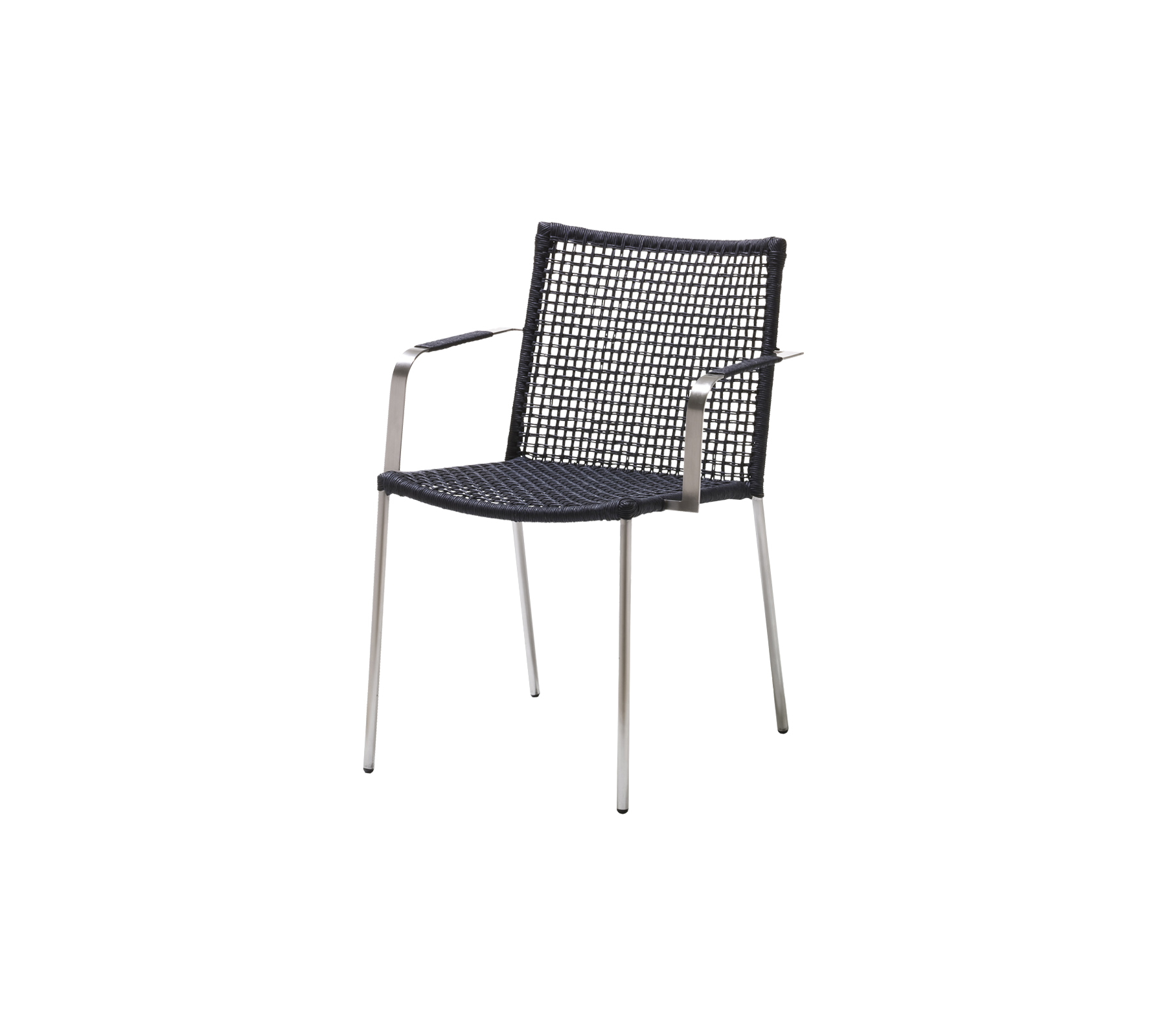 Stilfull stol med vävd sits och ryggstöd samt smala metallarmstöd och ben, perfekt för avslappnat sittande.