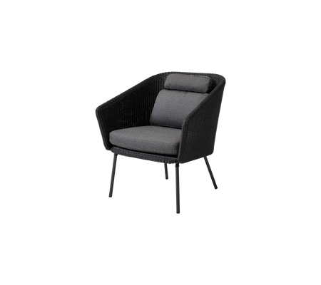 Stilren stol med en svart vävd design och bekväma grå kuddar, perfekt för avkoppling.